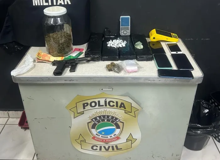 Em ação conjunta, Polícia Civil e Militar fecham ponto de venda de drogas e prendem dois suspeitos em flagrante por tráfico de drogas e posse de arma de fogo em Naviraí