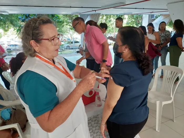 Sesapi aplica mais de mil doses de vacina contra a gripe em servidores do Centro Administrativo