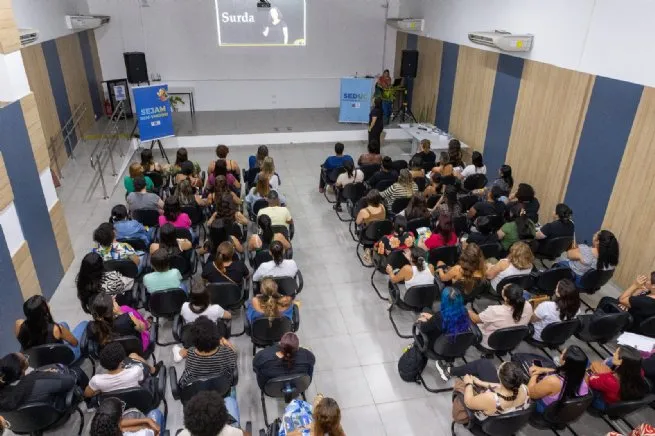 Começam aulas do curso gratuito de Libras da Secretaria da Educação