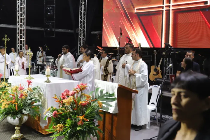 Segundo dia da programação de aniversário da cidade contou com missa e shows católicos