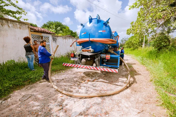 Serviço de limpeza de fossa é realizado no Parque Real Serra Verde nesta quinta (9)