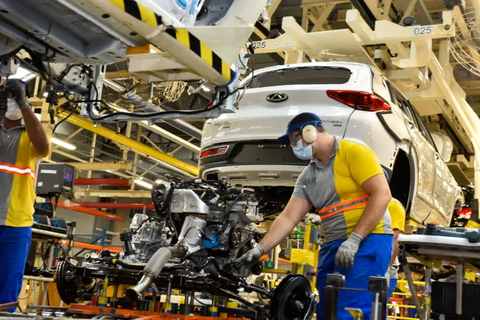 Em relação ao mês de março de 2023, a variação positiva do setor industrial goiano soma 7%, enquanto no Brasil houve recuo de 2,8% (Fotos: Hegon Corrêa e André Saddi)