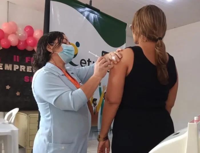 Centro de Referência em Saúde imuniza trabalhadores da Secretaria de Planejamento