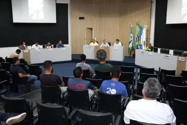 Reunião volta a debater cumprimento da Lei que obriga alinhar e remover os fios e cabos inutilizados em postes
