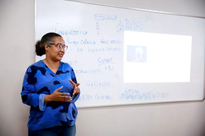 Linguagem de sinais caseira é tema de formação para intérpretes e tradutores de Libras em Rio Branco
