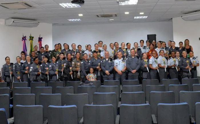 Polícia Militar presta homenagem às mães da corporação