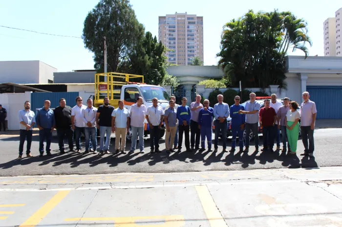 Mobilidade Urbana de Araçatuba recebe picape e caminhão semafórico