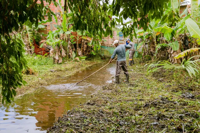 Localidades da sede e costa são contempladas com limpeza de canais