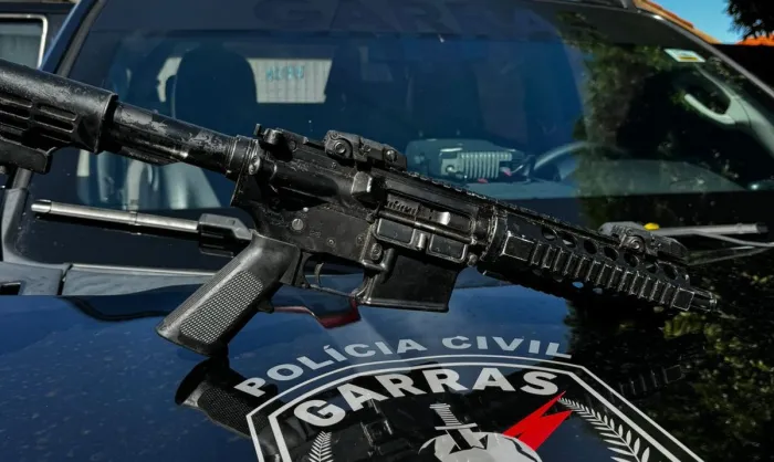 Polícia Civil, em ação conjunta com a Polícia Penal, apreende fuzil utilizado por facção criminosa paulista
