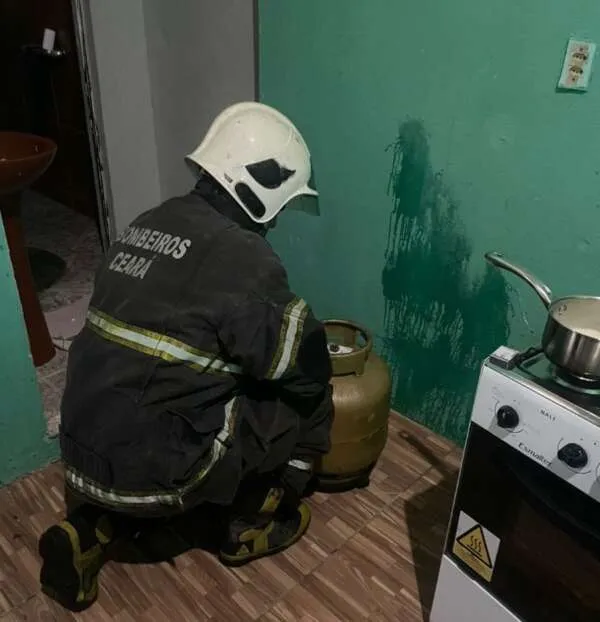 Bombeiros militares debelam incêndio ocasionado por vazamento de gás de cozinha em Maracanaú