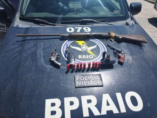 PMCE cumpre mandado de prisão e captura trio suspeito de posse ilegal de arma de fogo em Camocim