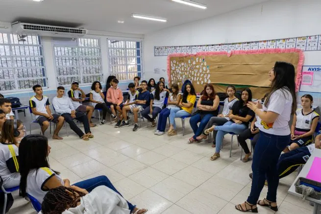Estudantes de São Sebastião participam de roda de conversa sobre o Maio Laranja