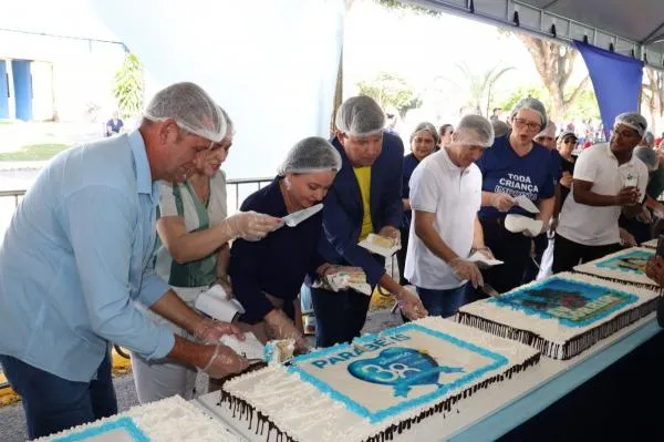 Vereadores participam do corte do bolo em comemoração ao aniversário de Sorriso