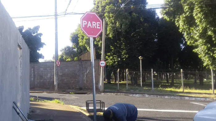 Equipe de sinalização atua no bairro Solo Sagrado