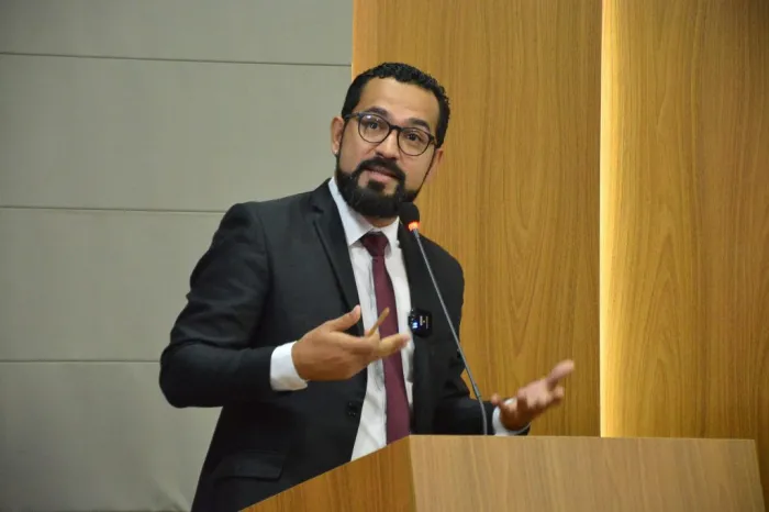 Wesley Sousa destaca precariedade da estrutura social para mulheres em discurso sobre o Dia das Mães