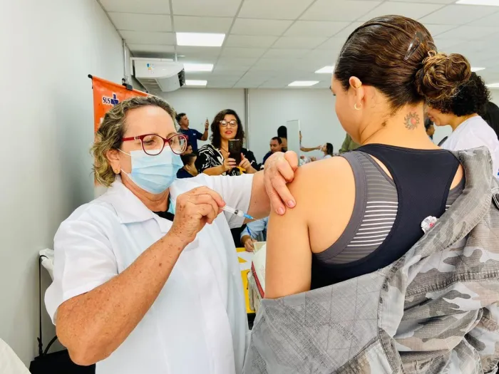 Cerest vacina policiais durante ação na Secretaria de Segurança Pública