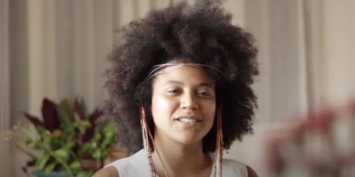 Livro de poemas ‘Encaracoladas’ marca estreia literária de Luiza Vitorio