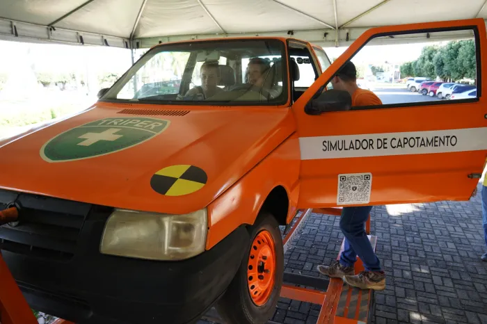 Maio Amarelo: Alunos participam de ação com simulador de capotamento