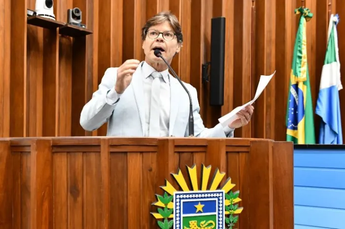 Deputado solicita fiscalização e controle na instalação compartilhada de fios em postes