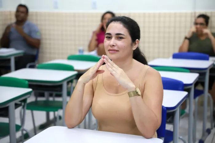 Curso de Libras fortalece inclusão na Escola Militar Estadual Tiradentes