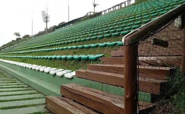 Vereadores solicitam construção de arquibancada ecológica no campo sintético do bairro São José I