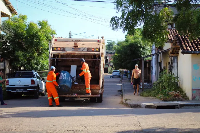 Dia do Gari: Pedro e Jofre esbanjam alegria e cuidado na limpeza da cidade