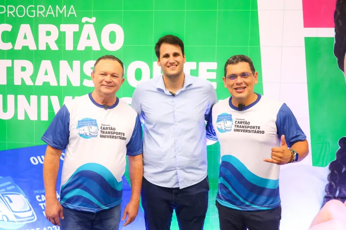 Secretário Orleans Brandão acompanha entrega do Cartão Transporte Universitário