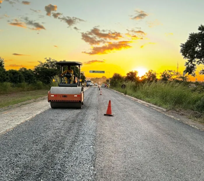 Equipes trabalham na revitalização da GO-108. Obras beneficiarão turismo e escoamento da produção agroindustrial em municípios do Norte goiano (Fotos: Goinfra)