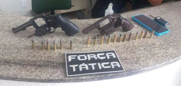 PMCE detém quarteto e apreende quatro armas de fogo e veículos roubados em Itapipoca