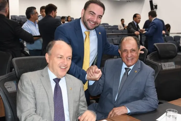 Zé Teixeira e Mochi trabalham por reabertura de frigorífico