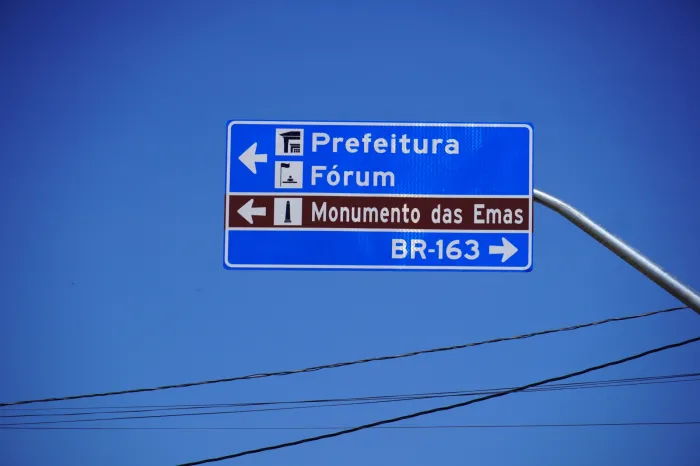 Prefeitura inicia implantação da sinalização turística no município