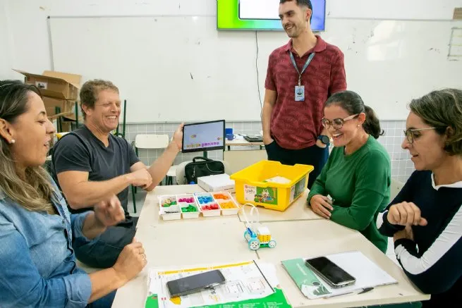 Professores de São Sebastião participam de formação prática do programa de Robótica Educacional
