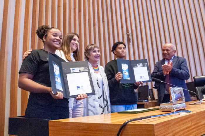 Obliteração de selo e abertura de exposição lembram 135 anos do Museu dos Correios