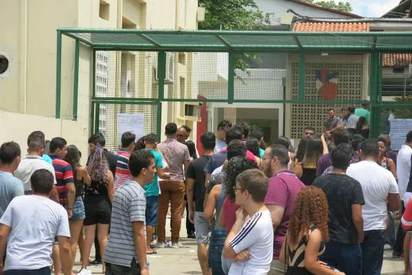 Uece realiza 2ª fase do vestibular 2024.2 neste domingo (19) e segunda-feira (20)