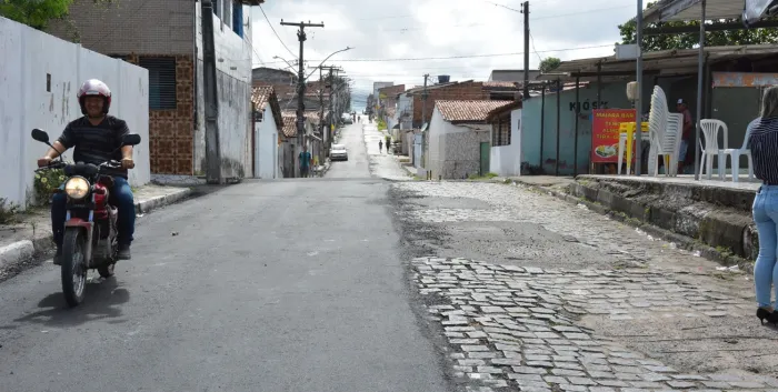 Prefeitura de Feira executa pavimentação asfáltica na Serraria Brasil e no Feira IX
