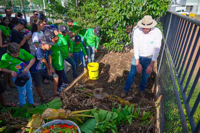 Alunos e profissionais da rede municipal participam de oficina de compostagem
