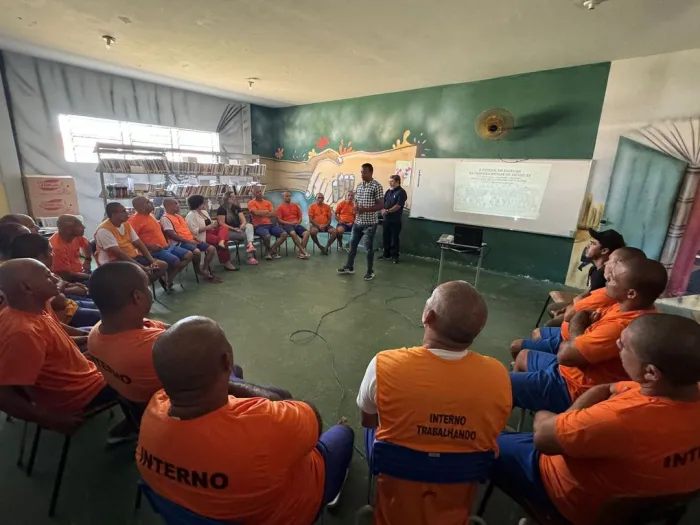 Reeducandos da Penitenciária Mista de Parnaíba participam de palestra com jogadores de futebol 