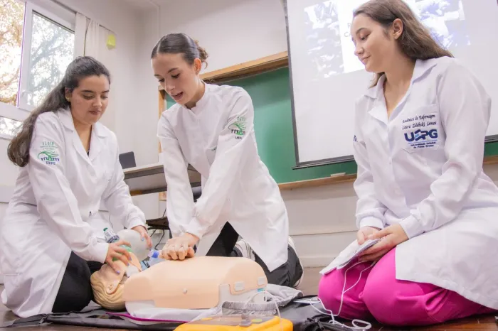 Estudantes de Enfermagem realizam treinamento de primeiros socorros
