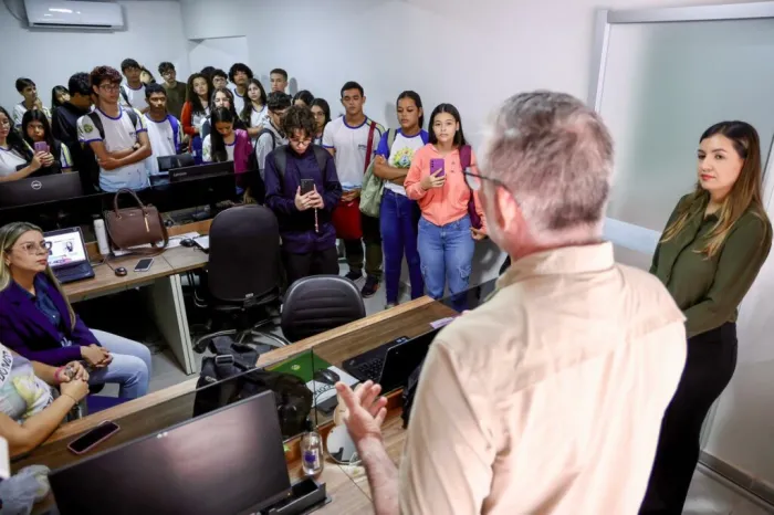 Alunos do curso de fotografia do Ieptec conhecem fluxo de trabalho da Comunicação do Estado