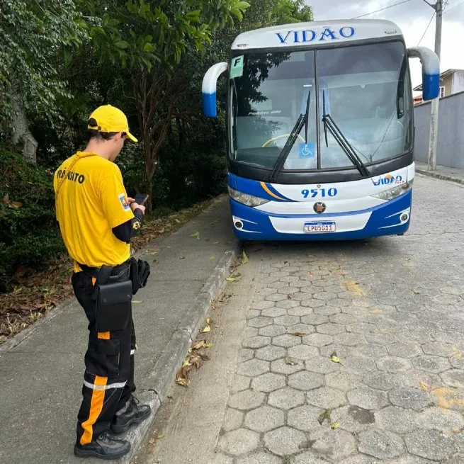 Fiscalização de veículos de fretamento turístico resulta em dois veículos autuados por falta de autorização para entrada em São Sebastião