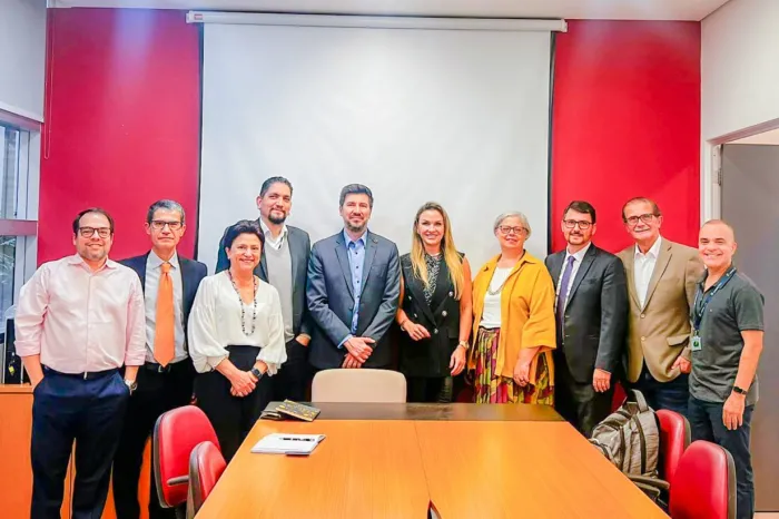 Reitor em exercício da UEPG visita universidade com proposta inovadora