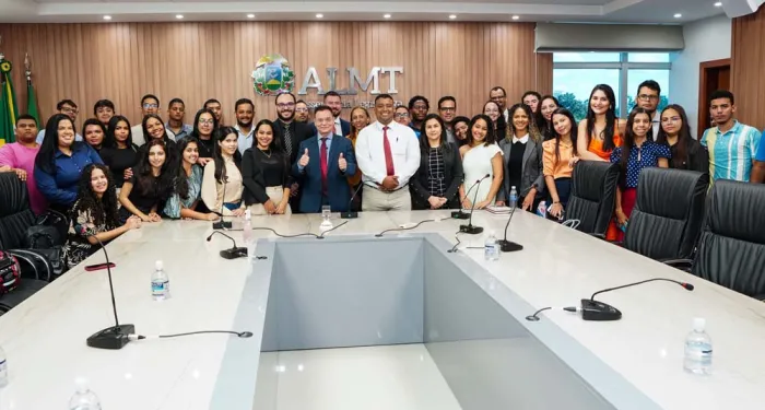 Alunos da Fasipe CPA visitam o parlamento mato-grossense