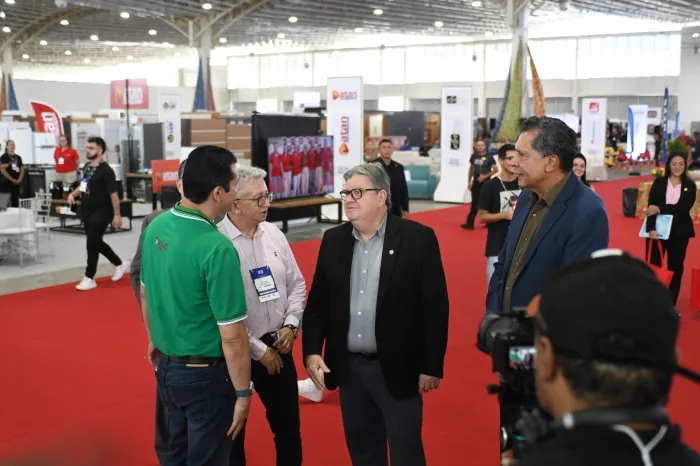 João Azevêdo prestigia a abertura do Salão Móvel Paraíba, no Centro de Convenções, reunindo fabricantes do setor moveleiro de 14 estados