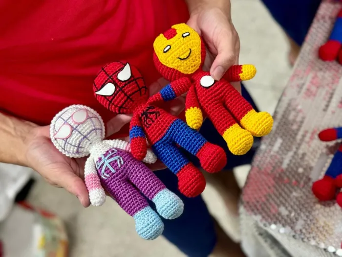 Sistema prisional produz bonecos super-heróis para crianças vítimas das chuvas de Mimoso do Sul