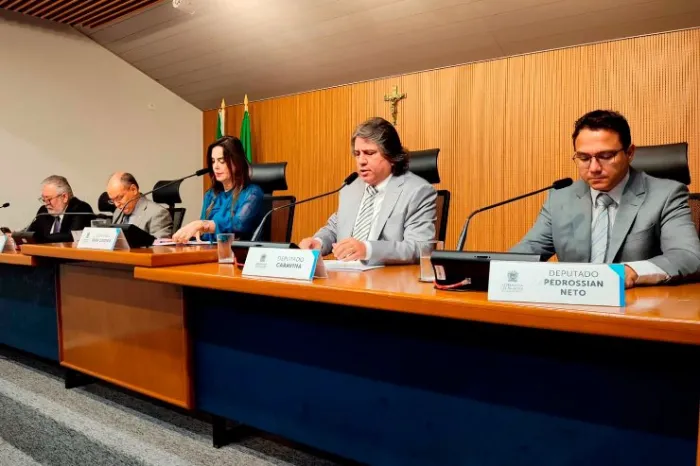 CCJR acata projeto que concede direito à paridade e integralidade a policiais