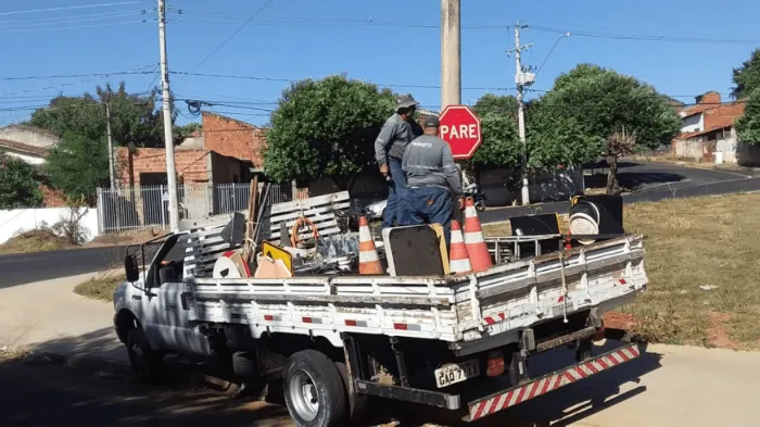 Equipe de sinalização instala placas no Centro e na Região Norte
