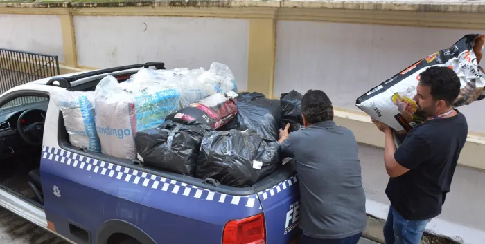 Prefeitura e Arquidiocese de Feira recebem doações de moradores de Santa Bárbara para o RS
