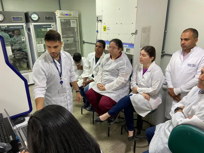 Técnicos do Lacen treinam para usar equipamento de diagnóstico microbiológico mais avançado do mundo