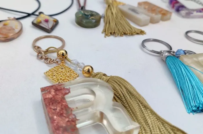 De biojoias a transformação de móveis, reeducandas da Capital são capacitadas em arte com resinas