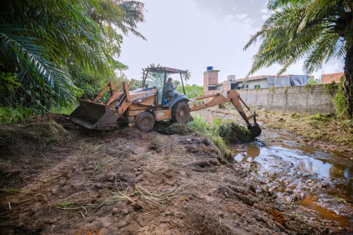Comunidade de Areias recebe serviço de limpeza de canais